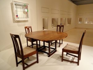 round dining table